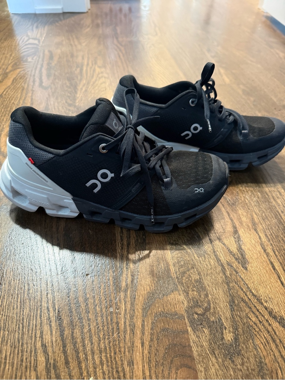On Cloudflyer Women’s Running Shows Black White Size 7
